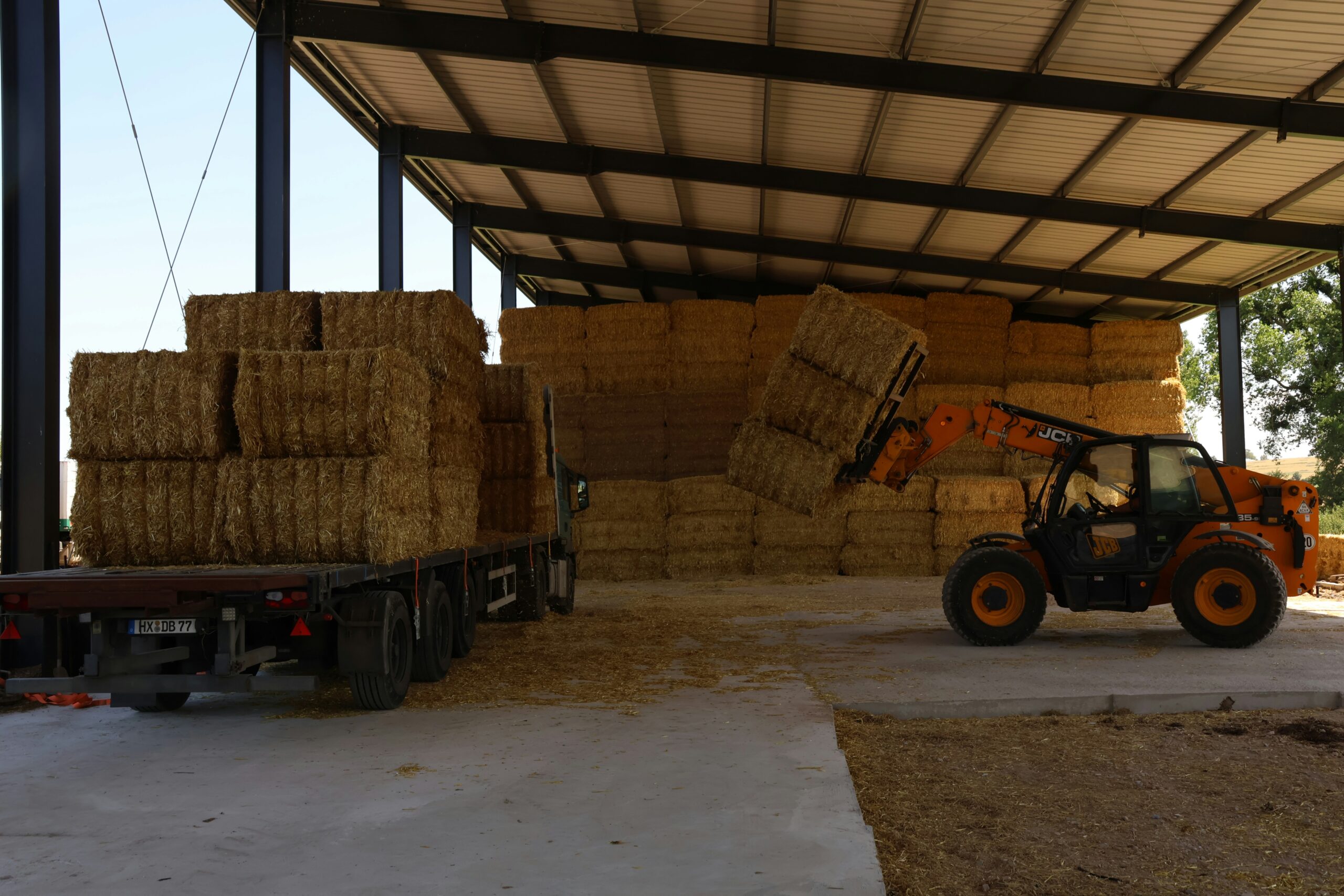 Balle di fieno movimentate in azienda prima dello stoccaggio e della formazione dei lotti